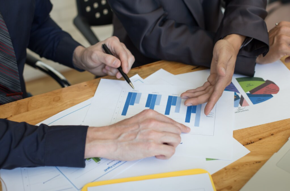 Enterprise Value vs Equity Value: Key Differences, Formulas, and Examples